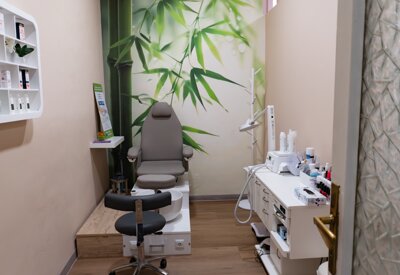 cabina per pedicure con attrezzature e prodotti dell'estetista