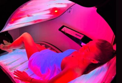 ragazza si abbronza nel solarium