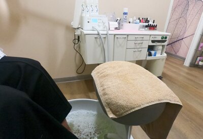 pediluvio prima della pedicure con l'estetista