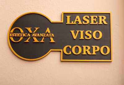 insegna con la scritta Oxa Estetica Avanzata Laser, Vico, Corpo