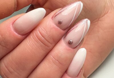 unghie bianche e rosa con brillanti nail art