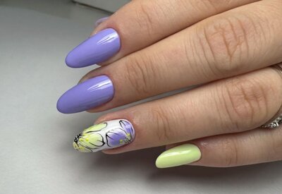 nail art unghie viola e gialle con decorazioni artistiche