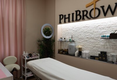 cabina per trucco permanente con lettino e prodotti e attrezzature professionali