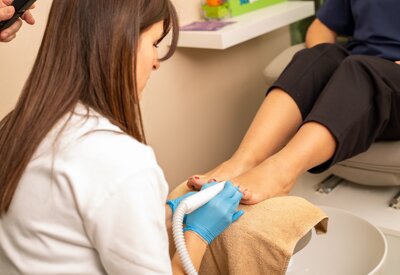 estetista esegue la pedicure dopo il pediluvio