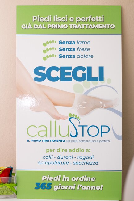 reclame con la scritta Scegli Callustop e immagini di piedi femminili