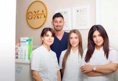 staff di estetica Oxa sorride davanti all'attestato di abilitazione alla professione di estetista della Regione Piemonte