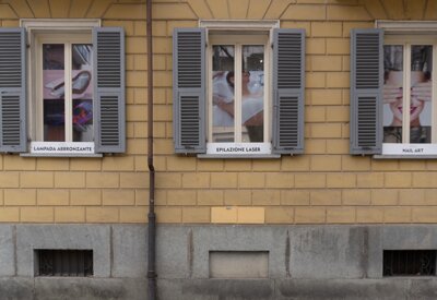 via Garibaldi 4 bis a Cuneo, vista centro estetico con le scritte nail art, epilazione laser, lampada abbronzante