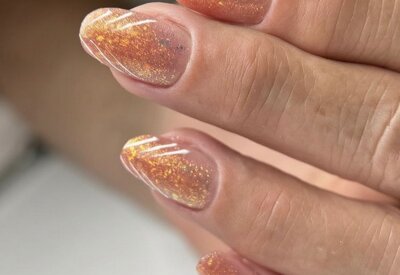 unghie glitter color carne e miele molto luminose esaltano la bellezza della mano femminile