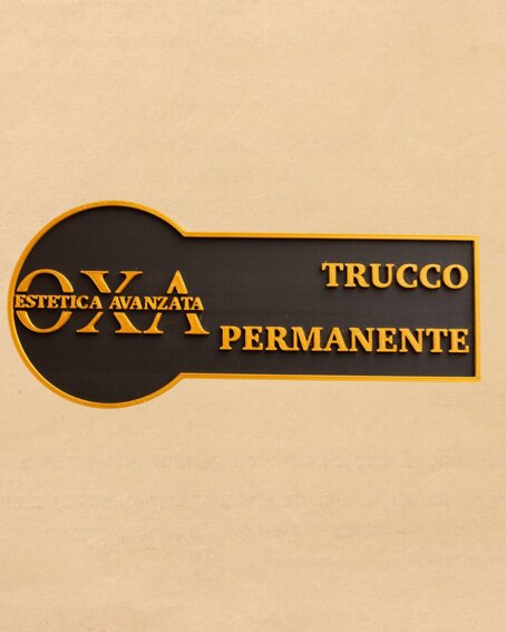 insegna con la scritta Estetica Oxa Trucco Permanente
