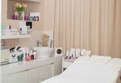 lettino relax e prodotti professionali dell'estetista