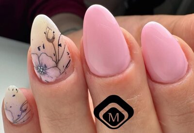 unghie rosa con decorazioni bianche e floreali nail art