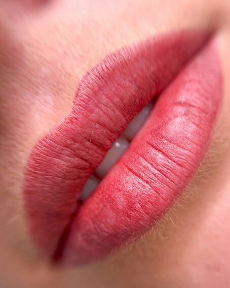 Labbra dopo il trattamento di trucco permanente PMU