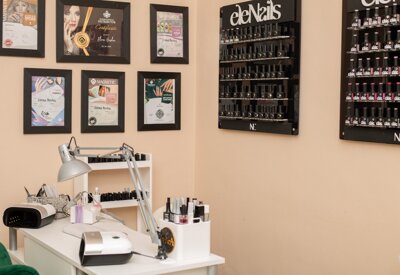 attestati nail art e ricostruzione unghie nel reparto di manicure