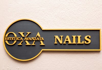 insegna con la scritta Oxa Estetica Avanzata Nails