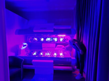 lettino abbronzante alta pressione del solarium mentre viene acceso dall'operatore