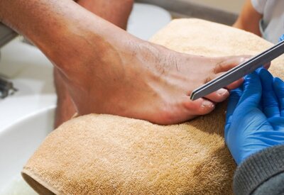 estetista durante la pedicure limatura unghie dei piedi