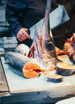 adriatischer-schwertfisch-sugo-in-handarbeit-geschnitten-premium-fischsauce-mit-nachhaltiger-fischerei