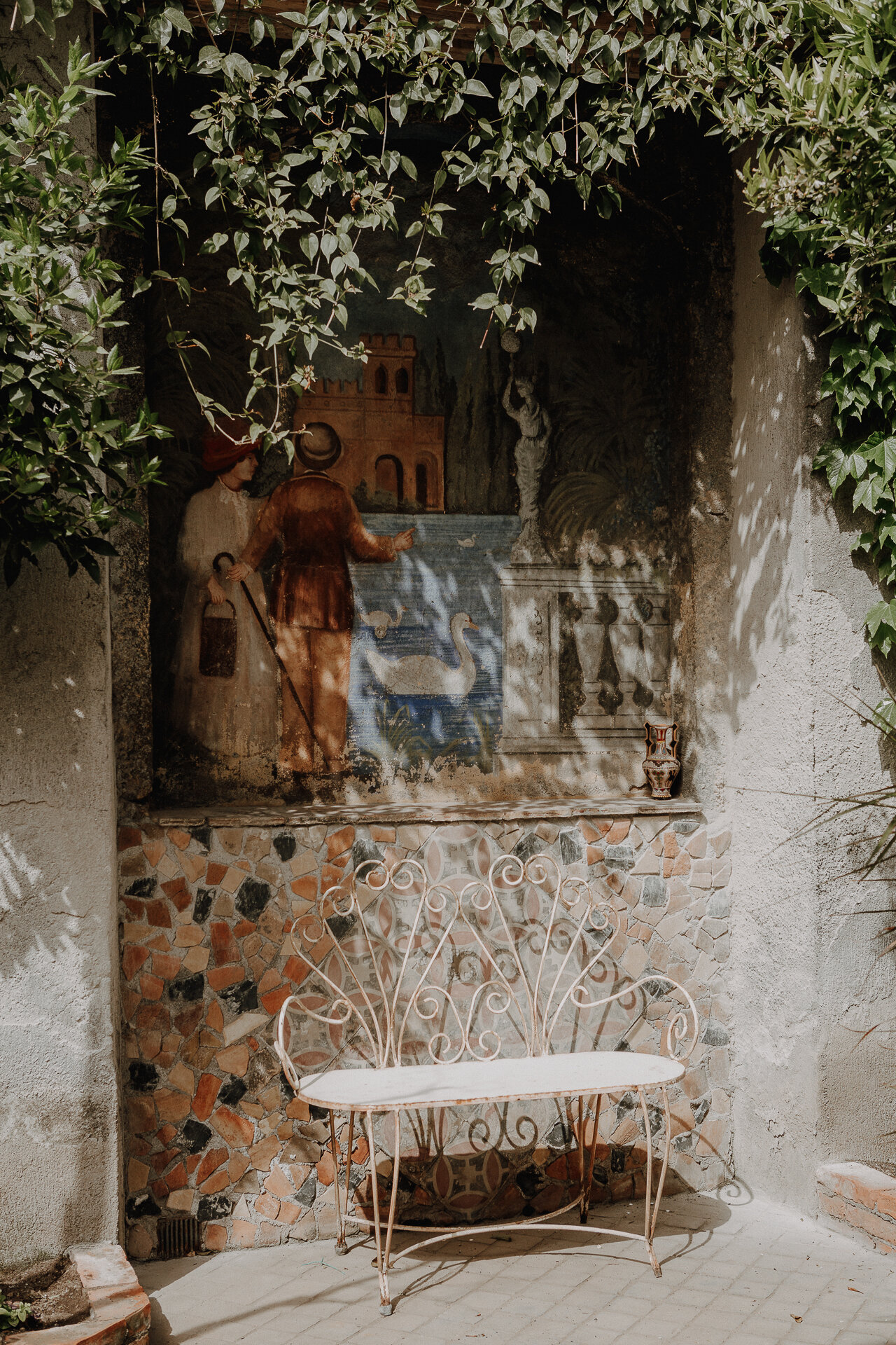 Il segreto nel giardino: lo sguardo che sfida il tempo