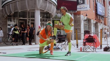 deux artiste en plein action de leur spectacle
