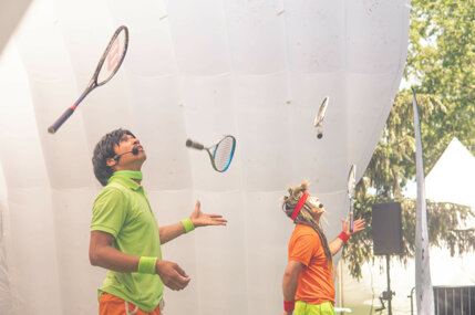 deus artistes en plein action du spectacle avec raquette de tennis