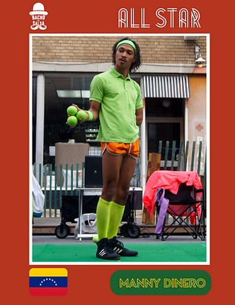 Manny Dinero, artiste All Star Nacho Salsa du Venezuela, en tenue de tennis verte et orange tenant des balles de tennis