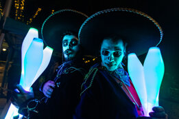 deux artistes en costume el mariachi mexicain avec jongleur