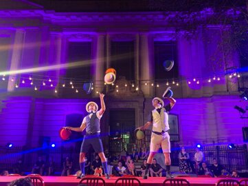 deux artiste en plein action de leur numero chapeau