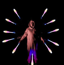 eyJmciI6IkpvbmdsZXVyIGVuIGNvc3R1bWUgZGUgY2lycXVlIHZpbnRhZ2UgZmFpc2FudCB0b3VybmVyIGRldXggZ3JhbmRlcyBiYWxsZXMgcm91Z2VzIHN1ciBkZXMgYuJ0b25zLCBzcGVjdGFjbGUgaW506XJpZXVyIiwiZW4tVVMiOiJBcnRpc3QganVnZ2xpbmcgTEVEIGdsb3cgY2x1YnMgaW4gYSBub2N0dXJuYWwgdXJiYW4gbGFuZHNjYXBlLCBsaWdodCBzaG93IGluIFFhdGFyIiwiZXMtTVgiOiJBcnRpc3RhIG1hbGFiYXJlYW5kbyBjbGF2YXMgbHVtaW5vc2FzIExFRCBlbiB1biBwYWlzYWplIHVyYmFubyBub2N0dXJubywgZXNwZWN04WN1bG8gZGUgbHVjZXMgZW4gUWF0YXIifQ==
