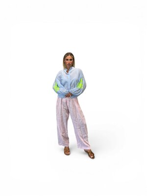 camicia-celeste-con-ricamo-fluo-tensione-in