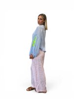 camicia-celeste-con-ricamo-fluo-tensione-in