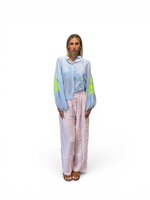 camicia-celeste-con-ricamo-fluo-tensione-in