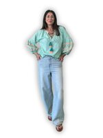 blusa-ricamata-con-nappine-tartaruga