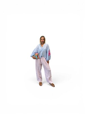 camicia-azzurra-con-ricamo-tensione-in
