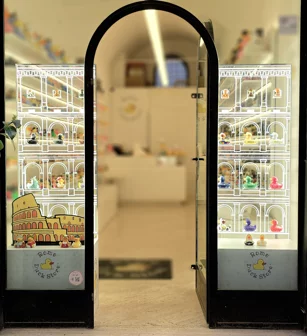 Creazione e allestimento vetrina negozio di Roma Rome Duck Store
