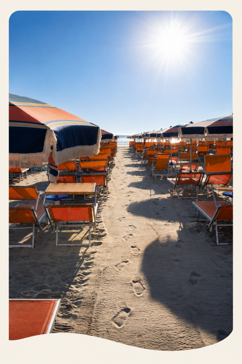 Ombrelloni e lettini sulla spiaggia del Bagno Anna 95