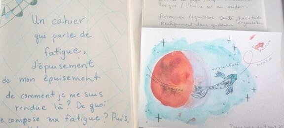 placerenpremier_03.jpeg Open personal journal showing handwritten reflections about exhaustion and fatigue on the left, and a watercolor illustration of a reddish planet and a fish on the right.