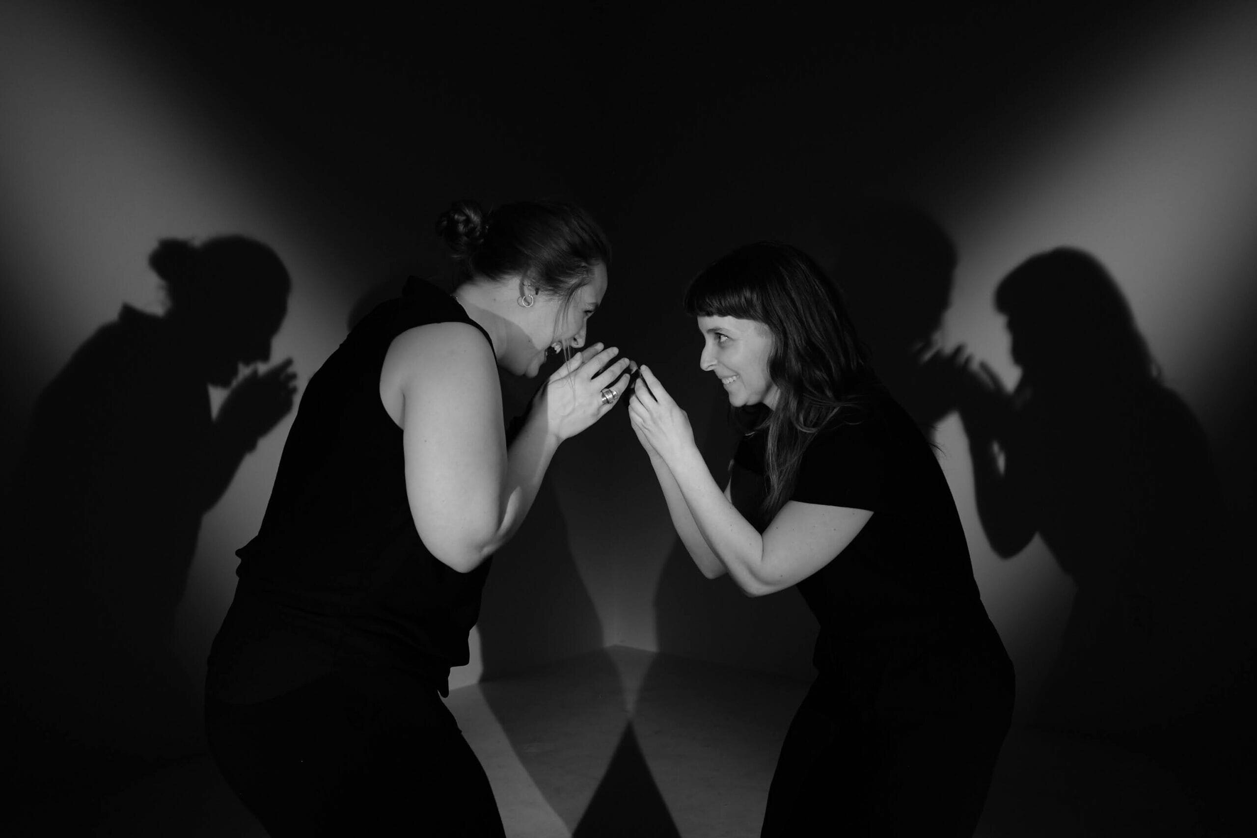 Le psychodrame, c’est quoi? Natasha Williot et Laurianne Brabant, cofondatrices de Mouvement Intérieur, en séance de dramathérapie utilisant la technique du miroir à Montréal.
