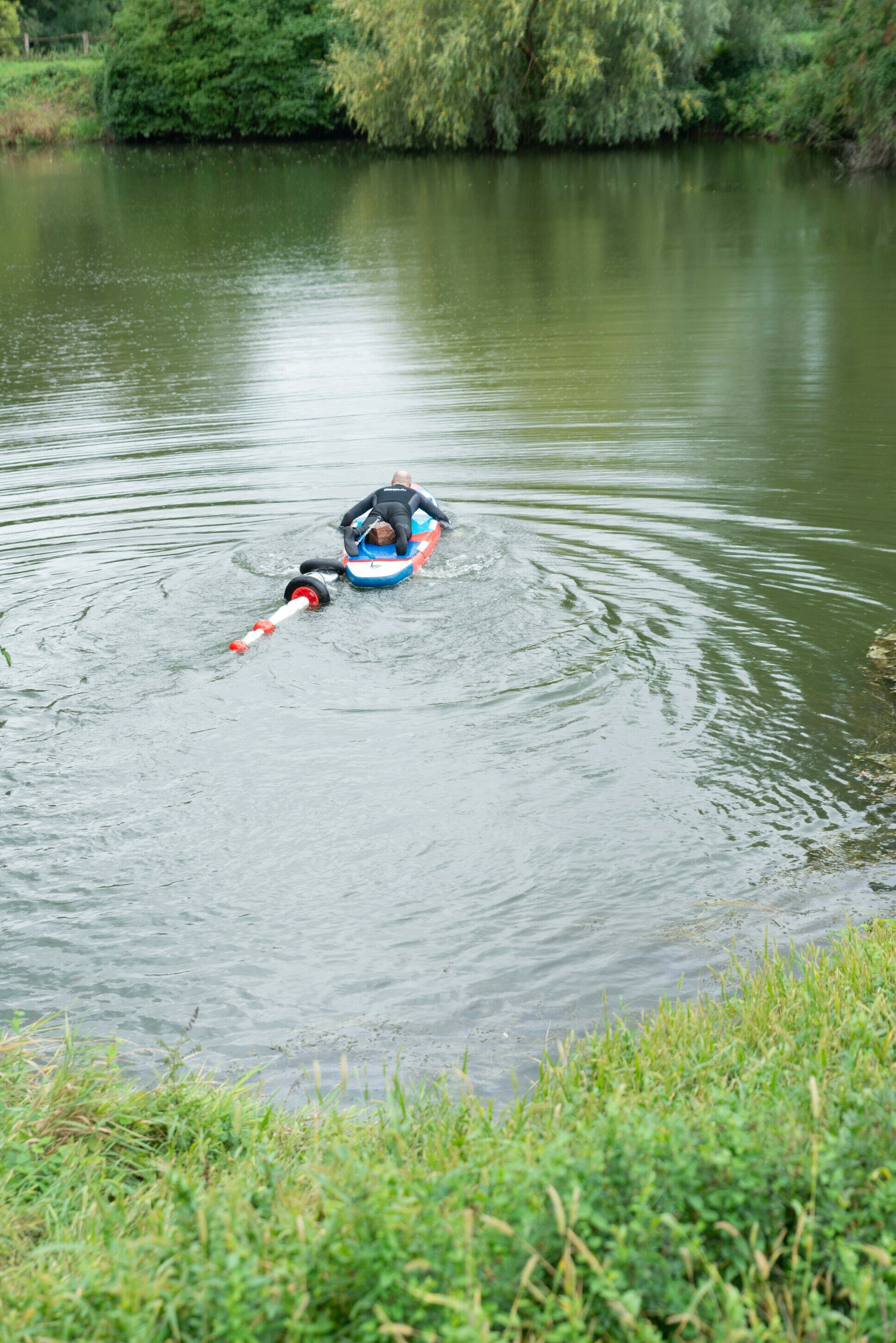 Am Ufer - Zwei Schwimmer gehen auf Tauchstation