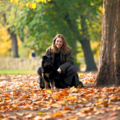 Bild von Jana Guthmann mit Hund. Bild von Jana Guthmann mit Hund.