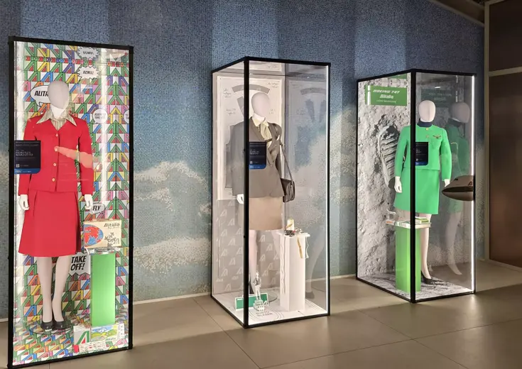 mostra%20divise%20alitalia%20ita%20fiumicino%20hangar%20lounge%20officinevisual.webp mostra%20divise%20alitalia%20ita%20fiumicino%20hangar%20lounge%20officinevisual.webp