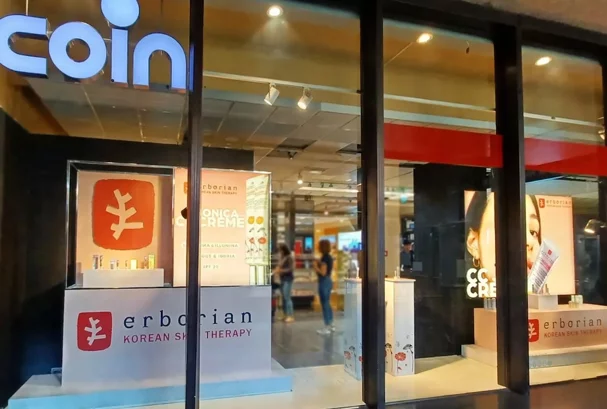 Progettazione esecutiva e allestimento vetrina Erborian presso Coin Roma: produzione in-house di display espositivi per skincare di lusso, Sviluppo strutturale per un corner in department store, concepito per tradurre le rigide linee guida della campagna corporate in un setup fisico immersivo. La produzione in-house si focalizza sull'ingegnerizzazione di due grandi pannelli backlight ad alta luminescenza. Il display integra insegne sagomate a rilievo e supporti espositivi customizzati. L'intervento tecnico si chiude con il wrapping integrale delle strutture architettoniche preesistenti, interamente rivestite con pellicole grafiche coordinate al packaging per garantire una totale coerenza visiva..