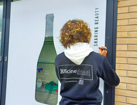 officinevisual%20team%20al%20lavoro%20allestimenti%20roma%20e%20milano%20di%20vetrine,%20pop-up,%20restyling%20(6).webp