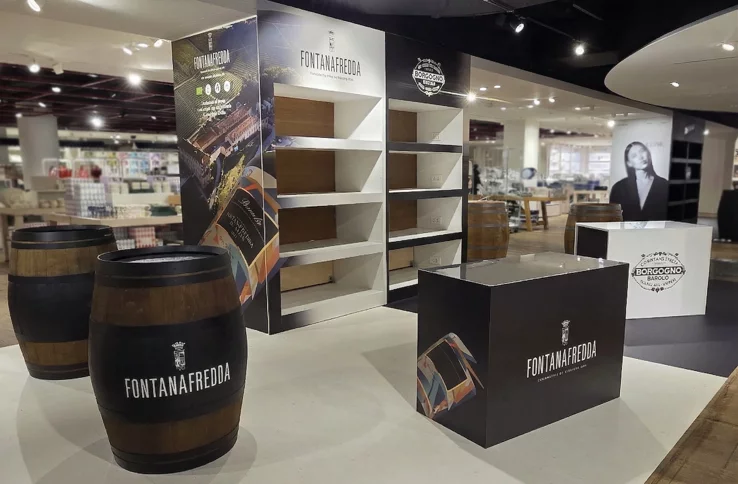 Wrapping architetturale ad alta precisione per pop-up Fontanafredda Rinascente: rivestimento superfici preesistenti e visual merchandising.