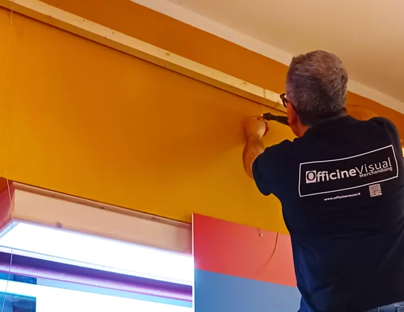 officinevisual%20team%20al%20lavoro%20allestimenti%20roma%20e%20milano%20di%20vetrine,%20pop-up,%20restyling%20(15).webp