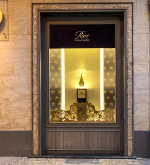 eyJpdCI6IkluZ2VnbmVyaXp6YXppb25lIGVzZWN1dGl2YSBlIGFsbGVzdGltZW50byB2ZXRyaW5lIFJhcmUgQ2hhbXBhZ25lOiBwcm9kdXppb25lIGluLWhvdXNlIGRpIGRpc3BsYXkgZGkgbHVzc28gY29uIGZpbml0dXJlIG1ldGFsbGljaGUgcHJlbWl1bSBlIHJldHJvaWxsdW1pbmF6aW9uZSBMRUQgaW50ZWdyYXRhLiJ9