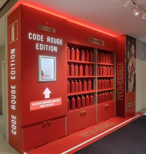 Ingegnerizzazione e manifattura in-house del corner luxury Piper-Heidsieck presso La Rinascente Tritone a Roma, Trasformazione totale dello spazio retail in Rinascente. Ingegnerizzazione strutturale di un concept antincendio luxury con teca custom retroilluminata, wrapping integrale non invasivo e Neon LED integrati. Manifattura in-house, Deploy chirurgico ad altissimo impatto visivo per dominare il traffico in-store.