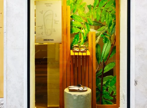 2%20creazione,%20progettazione,%20allestimenti%20vetrine%20negozi%20e%20maxistore%20a%20roma%20%20milano%20e%20tutta%20italia%20(14).webp