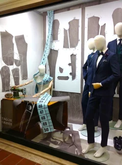 eyJpdCI6IkluZ2VnbmVyaXp6YXppb25lIGUgYWxsZXN0aW1lbnRvIHZldHJpbmEgYm91dGlxdWUgYWJiaWdsaWFtZW50byB1b21vIGNsYXNzaWNvOiBtYW5pZmF0dHVyYSBpbi1ob3VzZSBkaSBhcnJlZGkgc2FydG9yaWFsaSBlIGRpc3BsYXkgcHJlbWl1bSBwZXIgdmlzdWFsIG1lcmNoYW5kaXNpbmcgZCdlY2NlbGxlbnphLiJ9