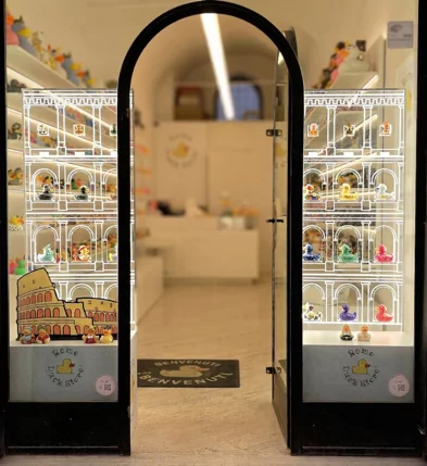 eyJpdCI6IkluZ2VnbmVyaXp6YXppb25lIGUgbWFuaWZhdHR1cmEgaW4taG91c2UgZGVsbGEgdmV0cmluYSBSb21lIER1Y2sgU3RvcmU6IGRpc3BsYXkgaW4gcGxleGlnbGFzcyB0cmFmb3JhdG8gbGFzZXIgY29uIHJldHJvaWxsdW1pbmF6aW9uZSBMRUQgaW50ZWdyYXRhLCBTdmlsdXBwbyBzdHJ1dHR1cmFsZSBwZXIgaWwgZnJhbmNoaXNpbmcgaW50ZXJuYXppb25hbGUsIGNvbmNlcGl0byBwZXIgaW50ZWdyYXJlIGFsdGEgY2FwYWNpdOAgZXNwb3NpdGl2YSBlIGlkZW50aXTgIGxvY2FsZS4gTGEgcHJvZHV6aW9uZSBpbi1ob3VzZSBzaSBmb2NhbGl6emEgc3UgcGFubmVsbGF0dXJlIGN1c3RvbWl6emF0ZSBjaGUgcmlwcm9kdWNvbm8gbGUgYXJjYXRlIGRlbCBDb2xvc3NlbywgaW5nZWduZXJpenphdGUgcGVyIG1hc3NpbWl6emFyZSBpbCBjb250ZW5pbWVudG8gZGVsIHByb2RvdHRvLiBJbCBzZXR1cCBpbiBwbGV4aWdsYXNzIOggaW5jaXNvIGFsIGxhc2VyIGNvbiBsaWdodGluZyBpbnRlZ3JhdG8gcGVyIGZhciByaXNhbHRhcmUgaSBwcm9maWxpIGFyY2hpdGV0dG9uaWNpLiBJbCBkaXNwbGF5IHNpIGNoaXVkZSBjb24gdW4gcHJvcCBzY2Vub2dyYWZpY28gYSByaWxpZXZvLCBzYWdvbWF0byBpbiBtZXRhY3JpbGF0byBjb24gY3JvbWllIHBvcC4uIn0=