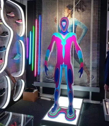 eyJlbiI6IiIsIml0IjoiSW5nZWduZXJpenphemlvbmUgdmV0cmluYSBwZXJmb3JtYW5jZSBydW5uaW5nIGEgTWlsYW5vOiBhcmNoaXRldHR1cmEgZXNwb3NpdGl2YSBkaW5hbWljYSBlIHZpc3VhbCBtZXJjaGFuZGlzaW5nIHBlciBjYWx6YXR1cmUgdGVjbmljaGUgZCdlY2NlbGxlbnphLCBSdW5uaW5nIERpc3BsYXkgRW5naW5lZXJpbmcgfCBNaWxhbm8gIEluZ2VnbmVyaXp6YXppb25lIGRpIHVuIGFsbGVzdGltZW50byB2ZXRyaW5hIHBlciBpbCByZXRhaWwgc3BvcnRpdm8gYWQgYWx0byBpbXBhdHRvIGNpbmV0aWNvLiBJbCBzZXR1cCBzaSBmb25kYSBzdSB1bmEgcGFyZXRlIHNjZW5vZ3JhZmljYSBjb24gbmljY2hpZSBzY2F2YXRlIGEgQ05DLCBjYXJhdHRlcml6emF0ZSBkYSBtb2R1bGkgTEVEIGEgaW5jYXNzbyB0b3RhbGUgcHJvZ2V0dGF0aSBwZXIgbGEgbWFzc2ltYSB2YWxvcml6emF6aW9uZSBjcm9tYXRpY2EgZGVsIGZvb3R3ZWFyLiBJbCBiYXJpY2VudHJvIHZpc2l2byDoIHVuIG1hbmljaGlubyBhIHN0cmF0aWZpY2F6aW9uZSBjdXN0b20sIGluIHBhbm5lbGxpIGFjcmlsaWNpIG11bHRpbGl2ZWxsbyBhIGRpZmZ1c2lvbmUgTEVEIGludGVncmF0YSBlIG11bHRpLWNyb21hdGljaS4gTGEgc3RydXR0dXJhIHNpbXVsYSBpIGZsdXNzaSBlbmVyZ2V0aWNpIGUgbGEgYmlvbWVjY2FuaWNhIGRlbCBydW5uZXIuIEludGVydmVudG8gY29tcGxldGF0byB0cmFtaXRlIG1vbnRhZ2dpbyBub3R0dXJubyBmYXN0LXRyYWNrLCBmbGFnc2hpcCBzdG9yZSBvcGVyYXRpdm8gYWwgMTAwJSBwZXIgbCdhcGVydHVyYS4ifQ==